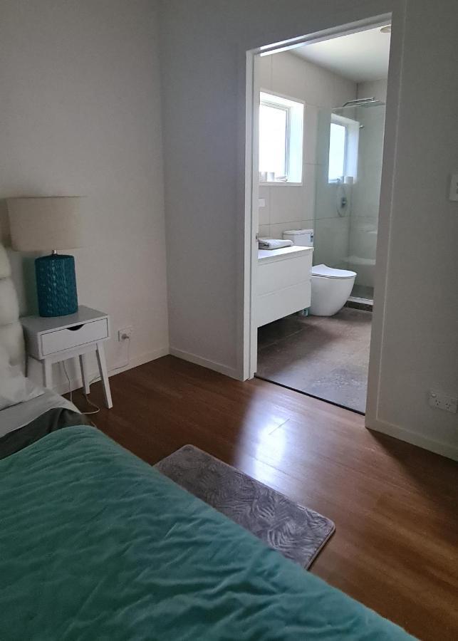 This Fabulous, Single-Level 3 Plus 1 Small Room With Folding Sofa Home Auckland Bagian luar foto