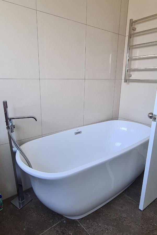 This Fabulous, Single-Level 3 Plus 1 Small Room With Folding Sofa Home Auckland Bagian luar foto