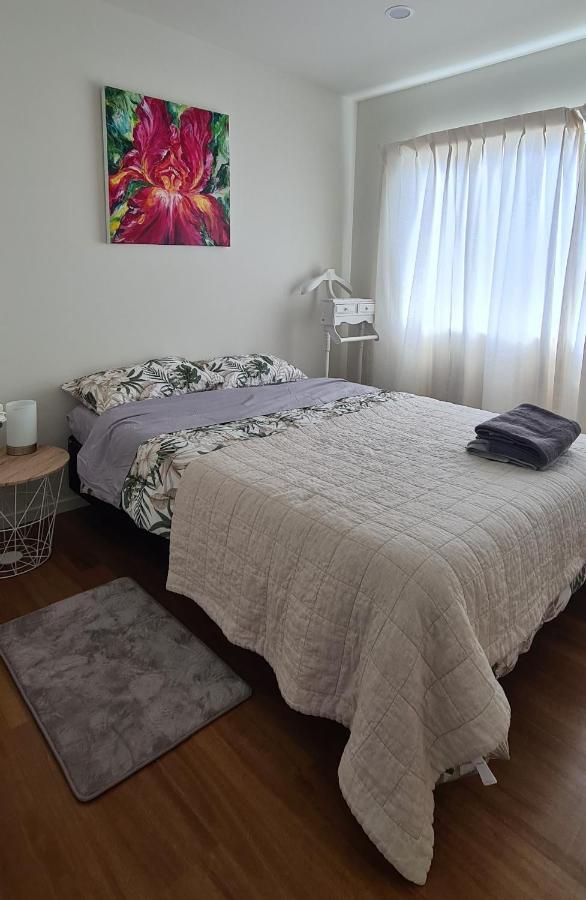 This Fabulous, Single-Level 3 Plus 1 Small Room With Folding Sofa Home Auckland Bagian luar foto
