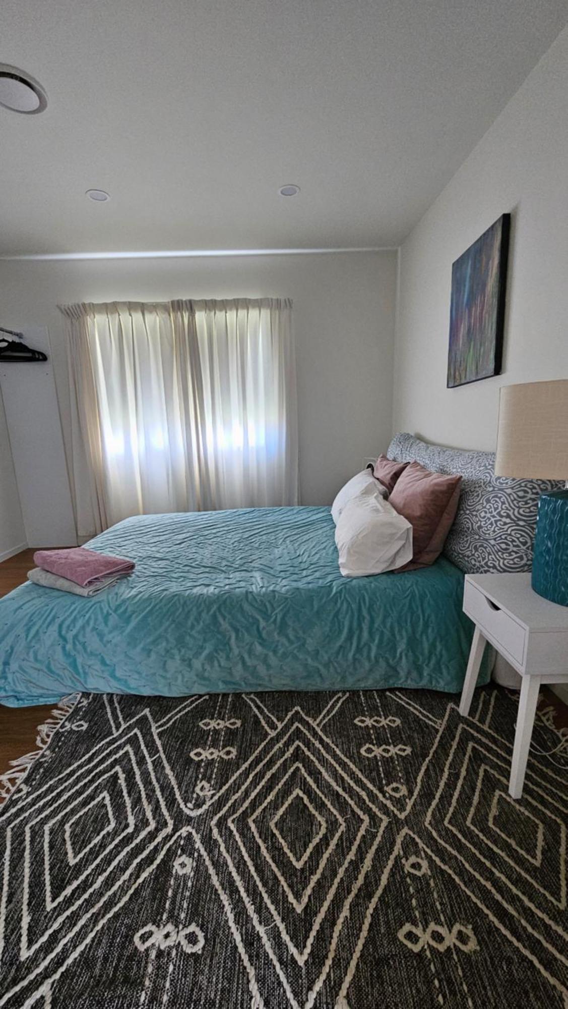This Fabulous, Single-Level 3 Plus 1 Small Room With Folding Sofa Home Auckland Bagian luar foto
